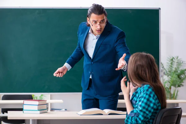 Jovem e bonita professora e estudante em sala de aula — Fotografia de Stock