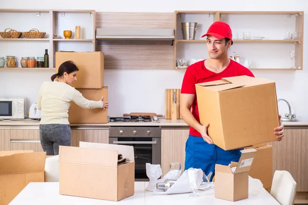 Joven contratista masculino y cliente femenino en concepto móvil — Foto de Stock