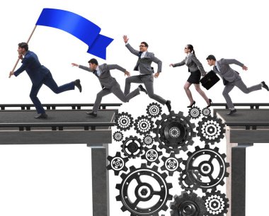 İş adamları köprüden çarklarla geçiyorlar.