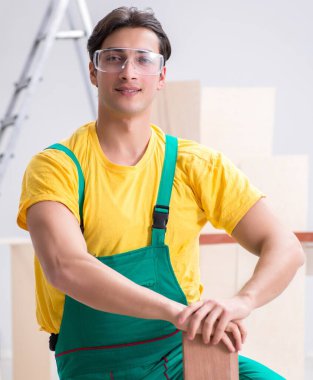 Müteahhit lamine ahşap zemin üzerinde çalışıyor.