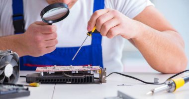 Masaüstü bilgisayarını tamir eden bilgisayar tamircisi