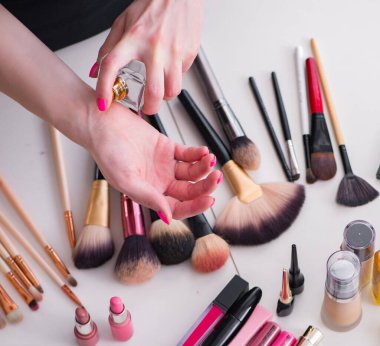 Masada gösterilen makyaj ürünlerinin koleksiyonu