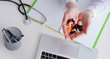 İlaçlar ve dizüstü bilgisayarla ilgili tıbbi konsept