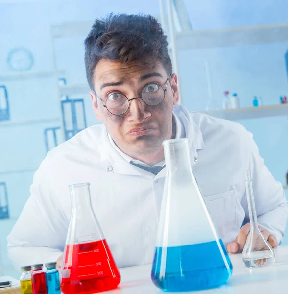 Extraño químico loco trabajando en un laboratorio — Foto de Stock
