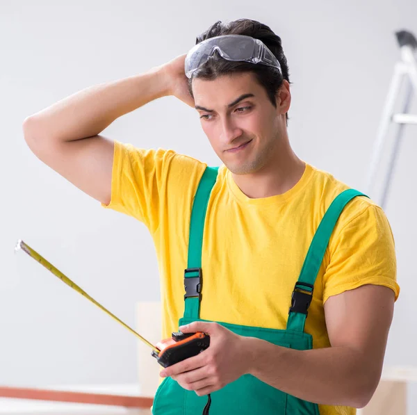 Construction worker working on contractor site — Stock Photo, Image