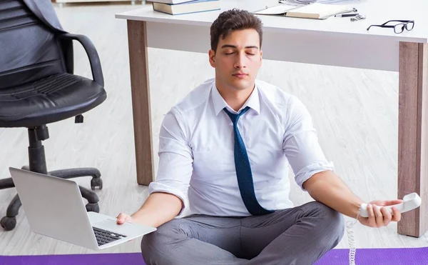 Mann meditiert im Büro zur Stressbewältigung — Stockfoto