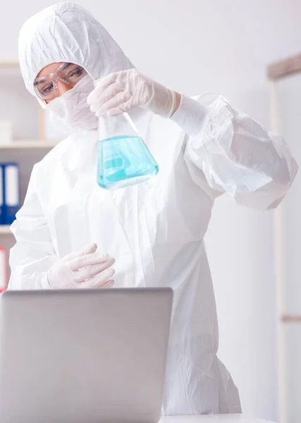 Twee chemici die in het lab werken — Stockfoto