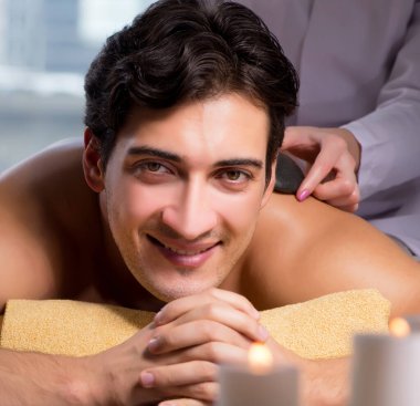 Kaplıca sırasında genç yakışıklı bir adam.