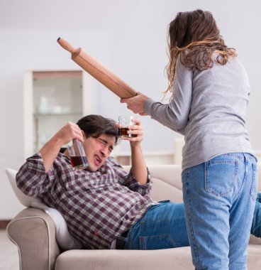 Genç bir aile kavramında içki sorunu yaşayan sarhoş bir koca.