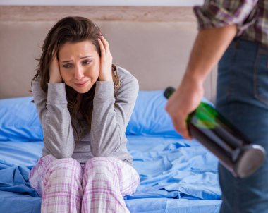 Sarhoş alkoliklerle aile içi şiddet kavramı