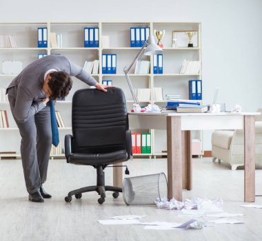 İş adamı işte ara verirken eğleniyor.