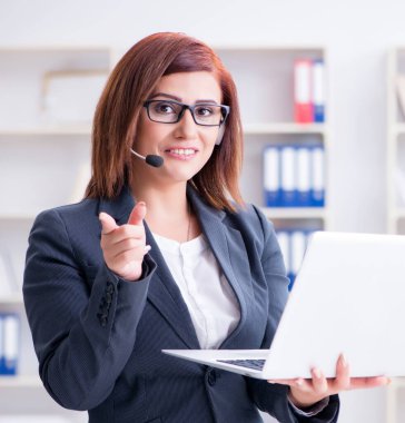 Müşterilerle çalışan çağrı merkezi operatörü