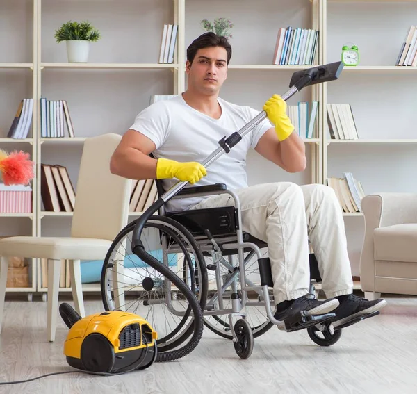 Niepełnosprawny mężczyzna z odkurzaczem w domu — Zdjęcie stockowe