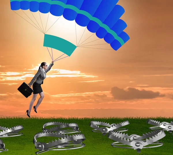 Affärskvinna som faller i fällan på fallskärm — Stockfoto