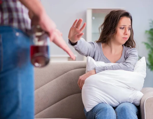 Häusliche Gewalt im Familienstreit mit betrunkenem Alkoholiker — Stockfoto