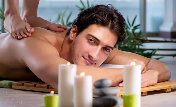 Jovem homem bonito durante o procedimento de spa — Fotografia de Stock