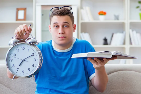 Estudiante joven preparándose para los exámenes que estudian en casa en un sofá — Foto de Stock