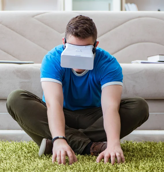 Jeune homme avec des lunettes virtuelles — Photo