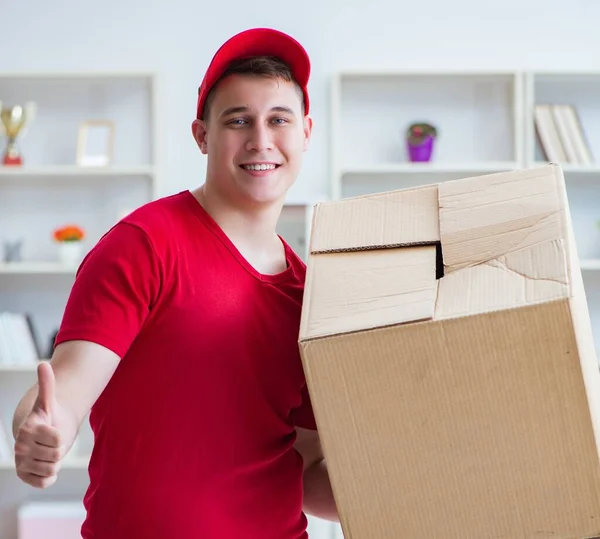 Correio entregando um pacote de encomendas — Fotografia de Stock