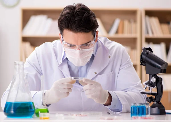 Männlicher Arzt arbeitet im Labor an Virusimpfung — Stockfoto