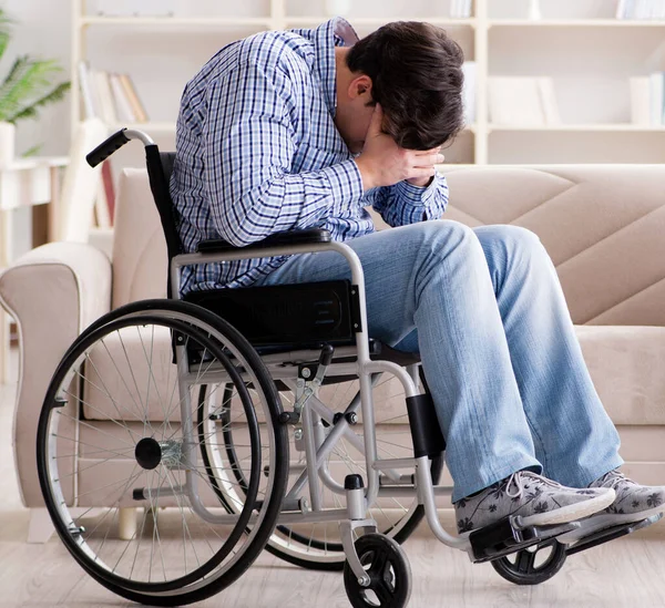 Deficiente desesperado em cadeira de rodas — Fotografia de Stock