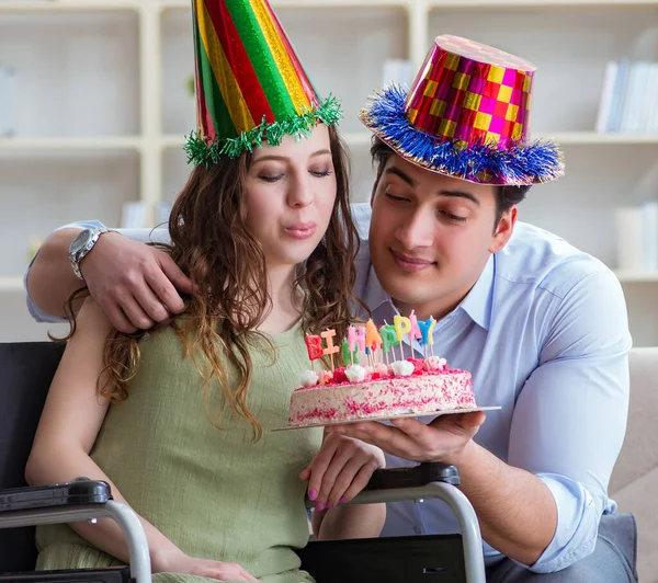 Ung familj firar födelsedag med handikappade — Stockfoto