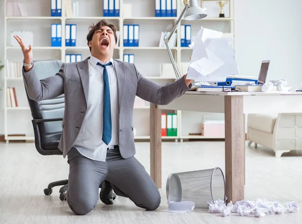 Разъяренный бизнесмен шокирован, работая в офисе уволен — стоковое фото