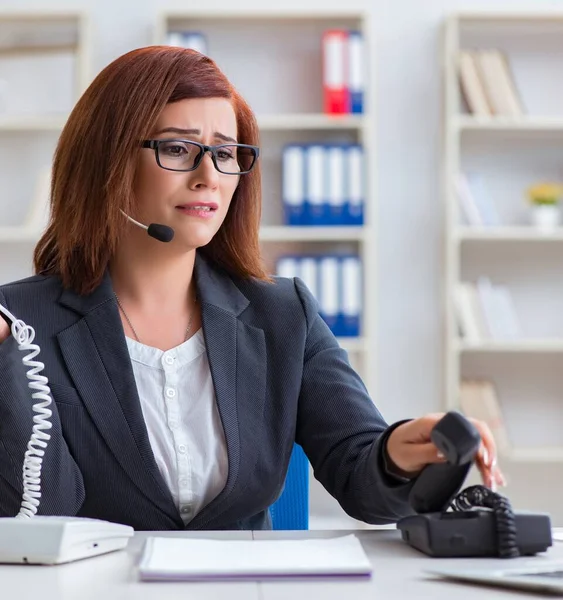 Sinirli çağrı merkezi asistanı çağrılara yanıt veriyor