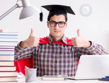 Havan topu takan süper kahraman öğrenci sınavlara çalışıyor.