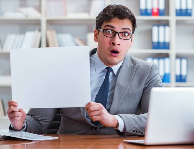 Ofisteki işadamı elinde boş bir mesaj panosu tutuyor.