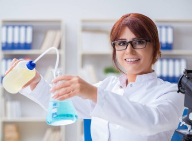 Bir laboratuarda deney yapan kadın bir bilim adamı.