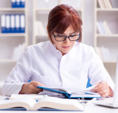 Bir laboratuarda deney yapan kadın bir bilim adamı.