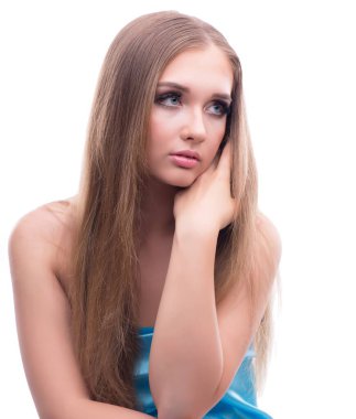 Makyajlı, güzel, genç bir kadın model.