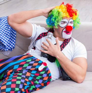 Sarhoş palyaço evde parti veriyor.