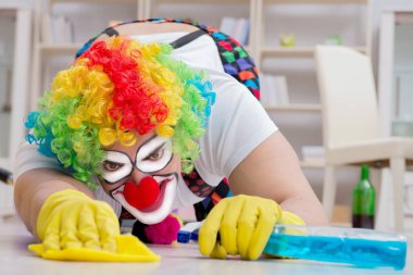 Komik palyaço evde temizlik yapıyor.