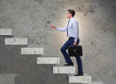 İş adamı iş dünyasında kariyer basamaklarını tırmanıyor