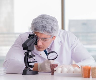 Besin uzmanı gıda ürünlerini laboratuarda test ediyor.