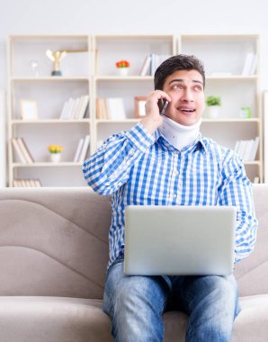 Evden çalışan boyunluk takan serbest çalışan bir adam.