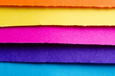 Mesajınız için boş alanı olan yırtık kağıt