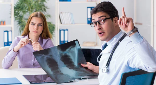 Médico examinando imágenes de rayos X del paciente — Foto de Stock