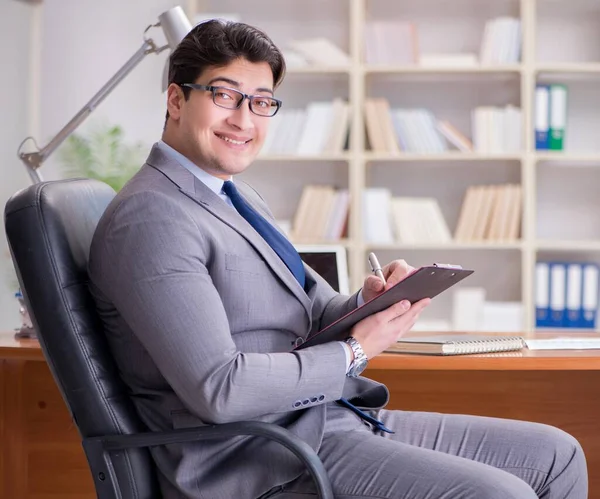 Young businessman working in the office — Stock Photo, Image