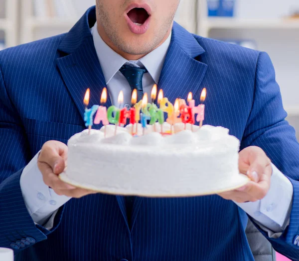 Genç işadamı ofiste tek başına doğum gününü kutluyor. — Stok fotoğraf