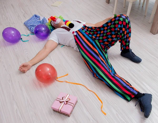 Пьяный клоун празднует вечеринку дома — стоковое фото