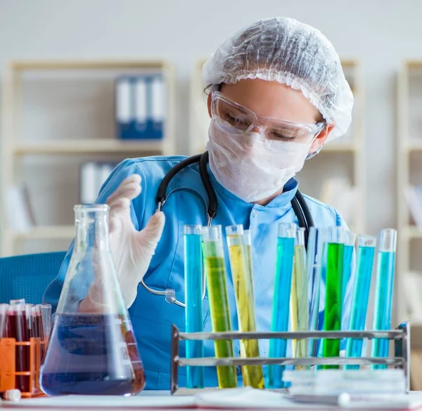Female scientist researcher doing experiments in laboratory — Stock Photo, Image
