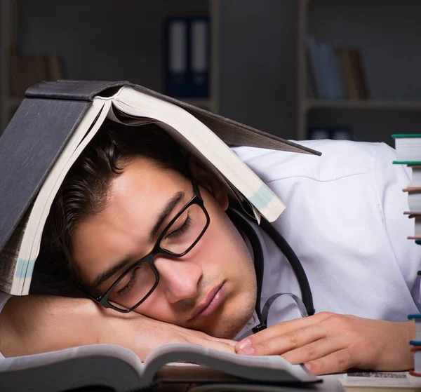 Medizinstudent bereitet sich nachts auf Uni-Prüfungen vor — Stockfoto