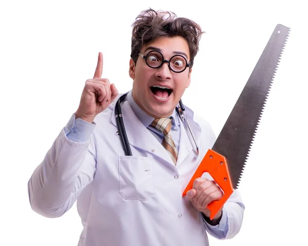 Grappige dokter met zaag geïsoleerd op wit — Stockfoto