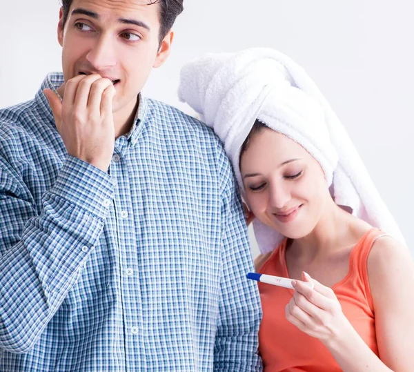 Żona i mąż patrzą na test ciążowy — Zdjęcie stockowe