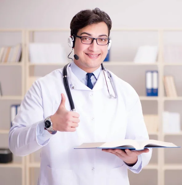 Jovem médico no conceito médico — Fotografia de Stock