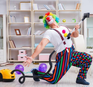 Komik palyaço evde temizlik yapıyor.