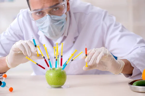 Male nutrition expert testing food products in lab — Stock Photo, Image